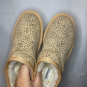 Size 6 Cushionaire Cheetah print slip on slippers